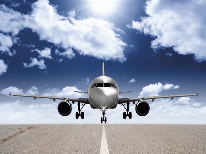 Fototapeta Flugzeug auf der Landebahn