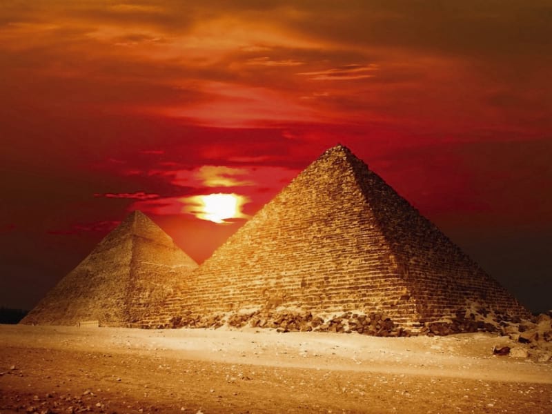 Fototapeta Pyramiden bei Sonnenuntergang