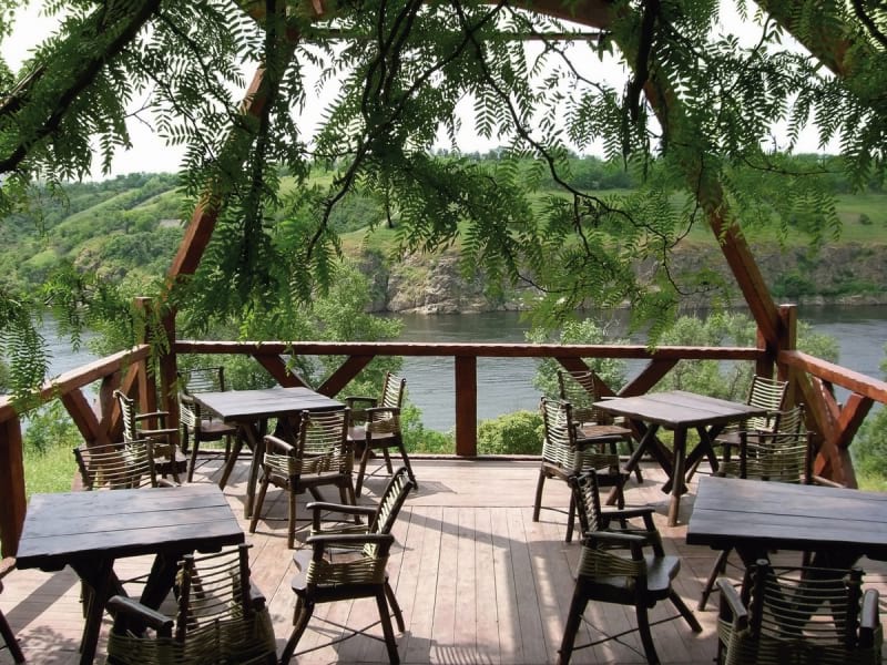 Fototapeta Terrasse über dem Fluss