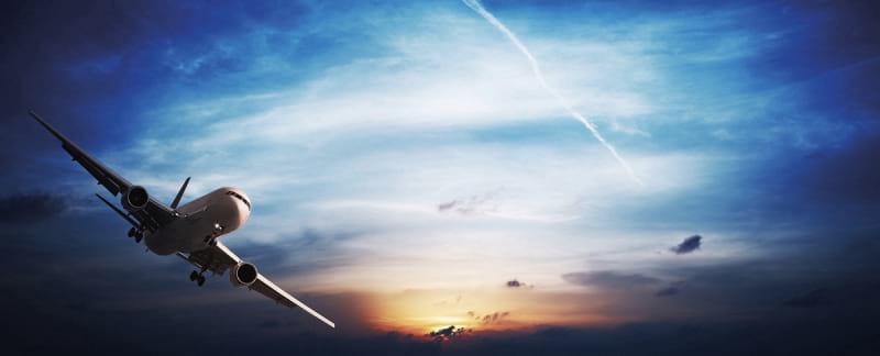 Fototapeta Flugzeug vor dem Hintergrund der Morgendämmerung