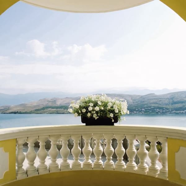 Fototapeta Blumen auf der Balustrade
