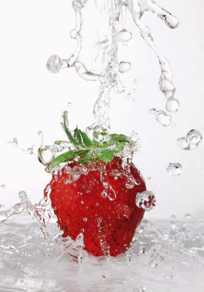 Fototapeta Erdbeeren im Wasser