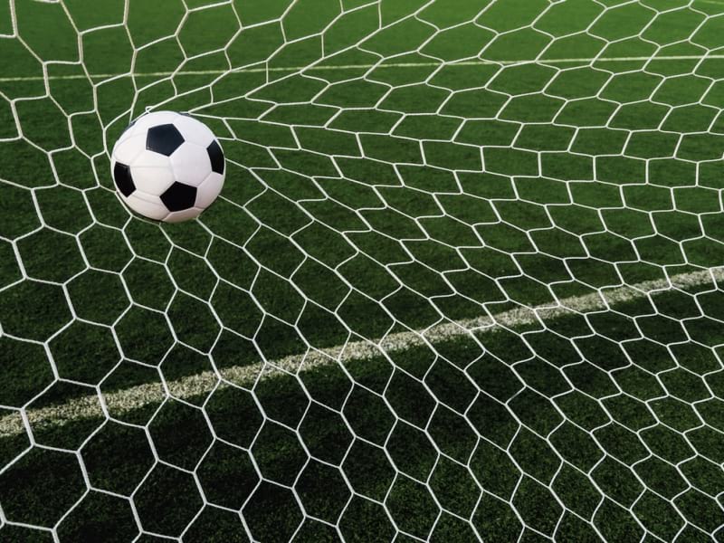 Fototapeta Der Ball trifft das Tor