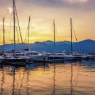 Miniatura fototapety Yachten vor dem Hintergrund des Sonnenuntergangs