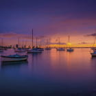 Miniatura fototapety Boote vor Sonnenuntergang im Hintergrund