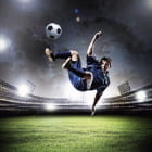 Miniatura fototapety Fußballspieler schlägt den Ball