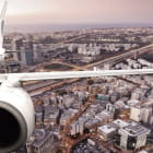 Miniatura fototapety Flugzeug über einer Großstadt