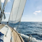 Miniatura fototapety Eine Reise auf einer weißen Yacht