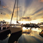 Miniatura fototapety Weiße Yacht vor Sonnenuntergang im Hintergrund