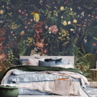 Miniatura fototapety Märchenhafte Blumen we wnętrzu sypialni