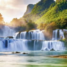 Miniatura fototapety Sonnenstrahlen über einem Wasserfall