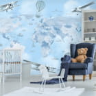 Miniatura fototapety Blaue Weltkarte mit Flugzeugen we wnętrzu pokoju dziecka