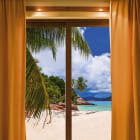Miniatura fototapety Tropischer Strand vor dem Fenster