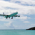Miniatura fototapety Flugzeug über dem Meer