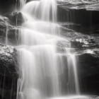 Miniatura fototapety Schwarz-weißer Wasserfall