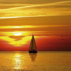 Miniatura fototapety Yacht vor Sonnenuntergang im Hintergrund