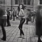 Miniatura fototapety Nacktes Mädchen in der Stadt