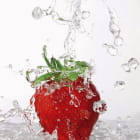 Miniatura fototapety Erdbeeren im Wasser