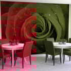 Miniatura fototapety Wassertropfen auf einer Rose we wnętrzu kawiarni
